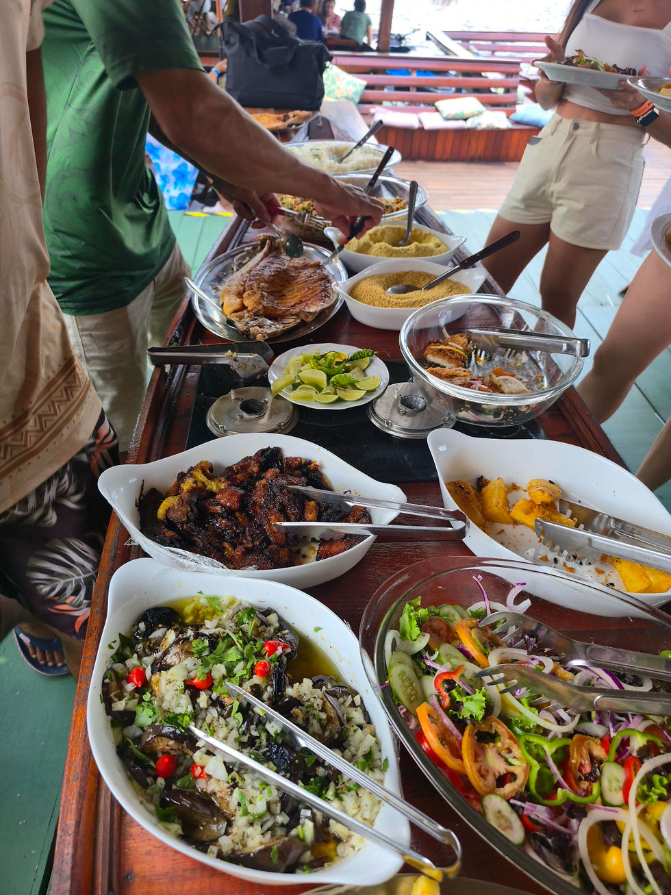 Buffet do Restaurante Flutuante Selva Amazônica