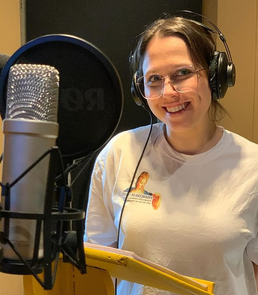 Michelle Malc em estúdio de gravação de áudio