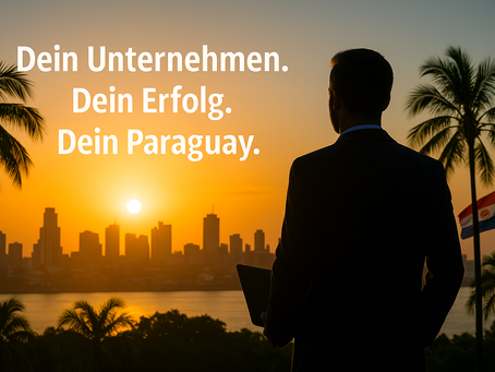 Moderner Unternehmer mit Laptop blickt vor Skyline von Asunción, Palmen und paraguayischer Flagge in die Ferne. Text: „Dein Unternehmen. Dein Erfolg. Dein Paraguay.“