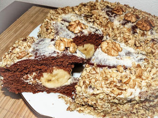 Шоколодный торт с бананом и орехами