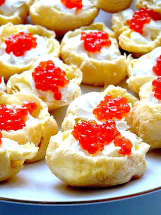 Профитроли с крем-сыром и икрой