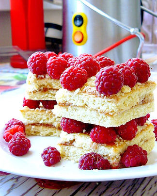 Фруктовое песочное пирожное с малиной.