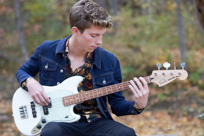 Senior-Photo-shoot-professional-photography-young-man-senior-graduation-guitar-bass