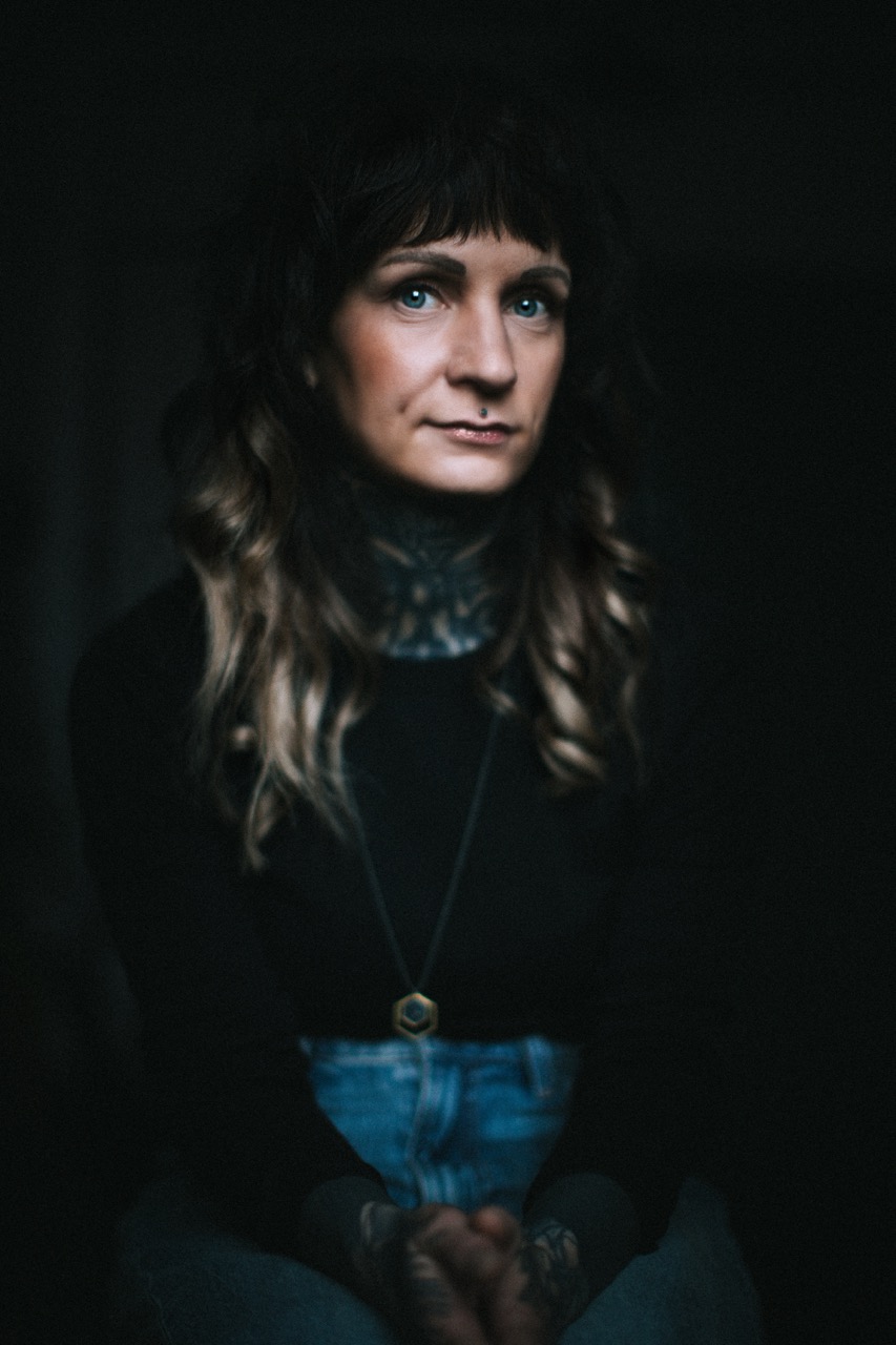 Künstlerinnen-Portrait mit Tattoo Artist und Illustratorin Pamina Besczelszka aus Leipzig