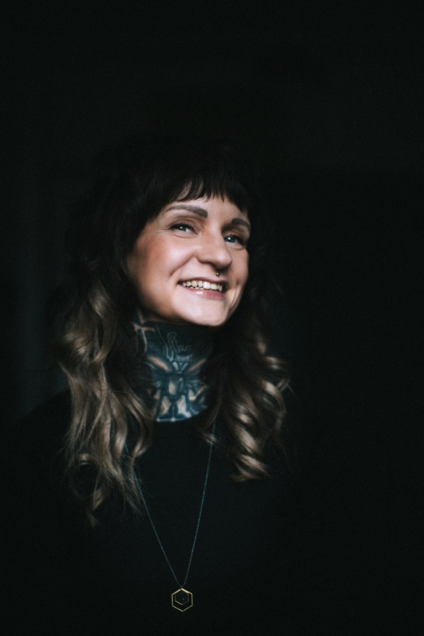 Künstlerinnen-Portrait mit Tattoo Artist und Illustratorin Pamina Besczelszka aus Leipzig