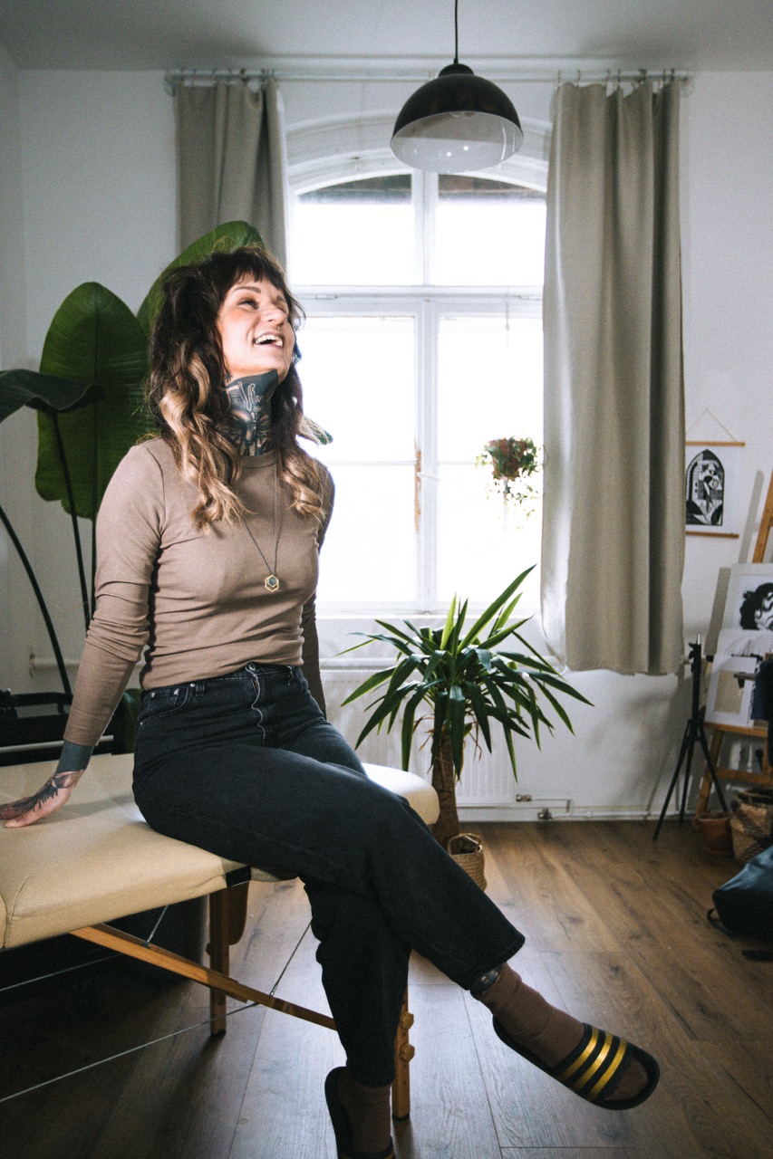 Künstlerinnen-Portrait mit Tattoo Artist und Illustratorin Pamina Besczelszka aus Leipzig