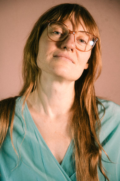 Künstlerinnen-Portrait in Leipzig mit Illustratorin Mia Blitz