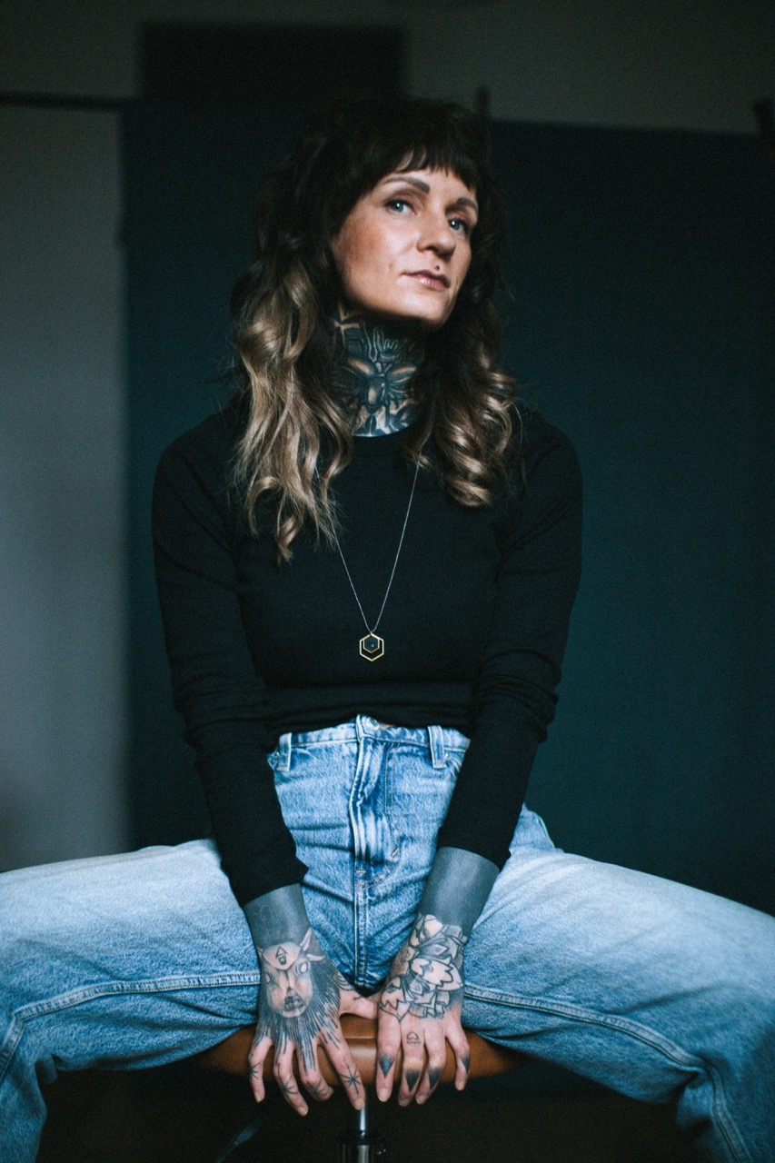 Künstlerinnen-Portrait mit Tattoo Artist und Illustratorin Pamina Besczelszka aus Leipzig