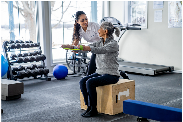 Photo d'une personne âgée entrain de faire une activité physique avec un coach dans une salle de sport privée
