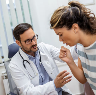 Médico atendiendo a paciente con tuberculosis.