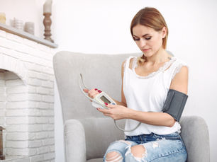 Mujer joven controlando su presión arterial.