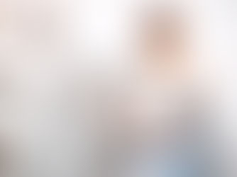 Mujer joven controlando su presión arterial.