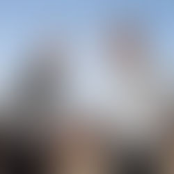 Pareja de la tercera edad disponiéndose a realizar ejercicio.