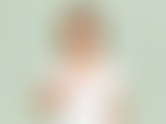 Mujer en campaña de prevención del cáncer de mama.