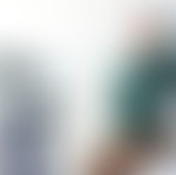 Hombre recibiendo diagnóstico de médico en consultorio.