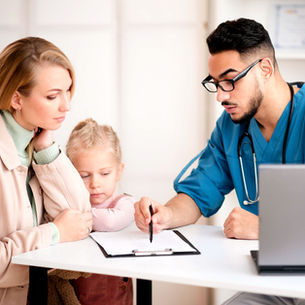 Médico describiendo plan privado de salud a una madre.