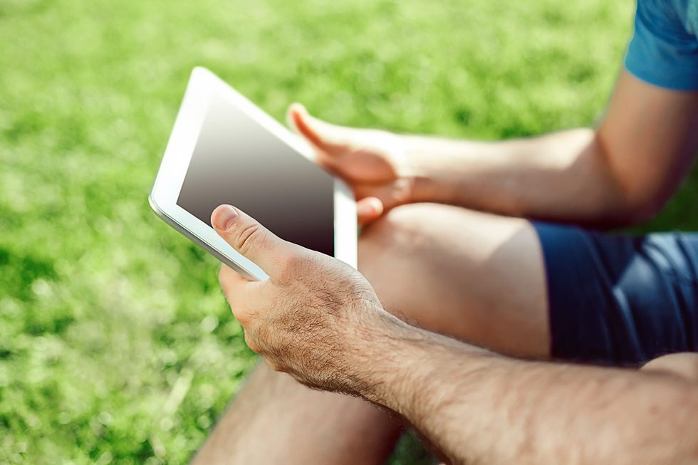 Jugador revisando una tablet en el campo de juego.