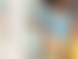 Maestra tomando la estatura de uno de sus alumnos.