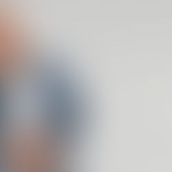 Hombre joven feliz, tomándose el estómago.