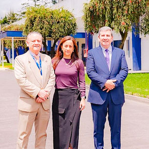 Mario Rafael Ayala, presidente de la Asociación de Laboratorios Farmacéuticos Ecuatorianos; María Gabriela Moncayo, directora ejecutiva de la Asociación de Laboratorios Farmacéuticos Ecuatorianos; y Rodrigo Bastidas, presidente de Qualipharm.