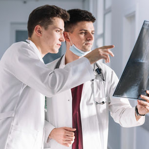 Médicos revisando una radiografía.