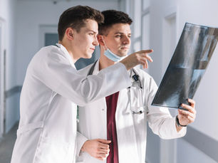 Médicos revisando una radiografía.