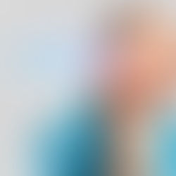 Hombre adulto mostrando su oído.