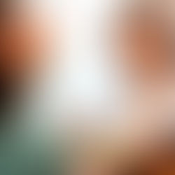 Pareja de mujeres jóvenes comiendo pasta.