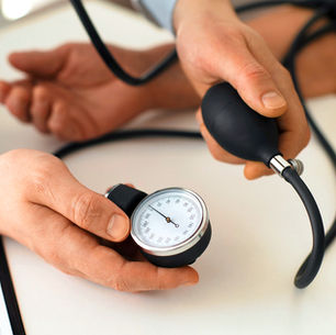 Médico mide la hipertensión