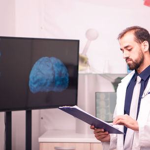 Médico revisando ficha de paciente.