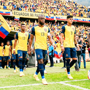 Equipo de la Selección de Fútbol de Ecuador saliendo al campo de juego.