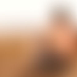 Hombre usando protector solar en la playa.