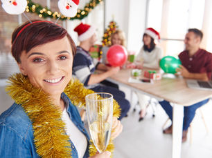 Grupo de amigos festejando.