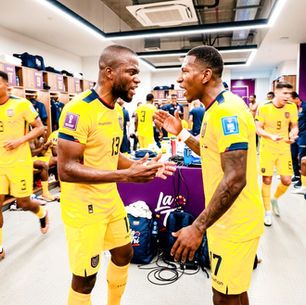 Dos jugadores discuten en el vestuario de la Selección de Fútbol de Ecuador.