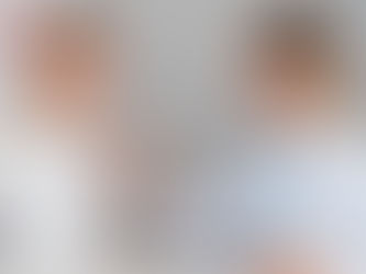 Doctora revisando en consulta a paciente mujer.