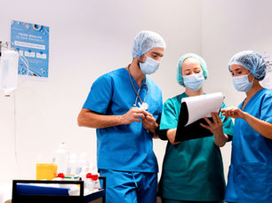 Grupo de enfermeros y médico conversando.