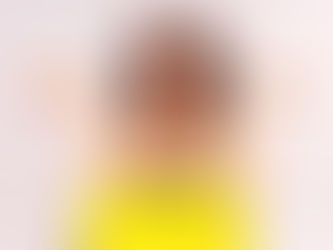 Mujer joven cuestionándose antes de un viaje.