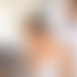 Médico revisa a paciente mujer con problemas respiratorios.