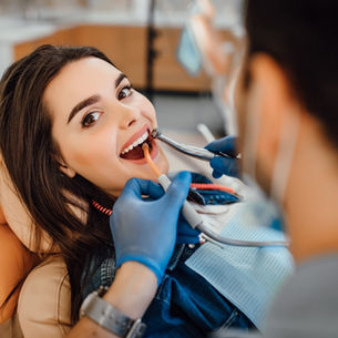 Mujer joven en consulta odontológica.