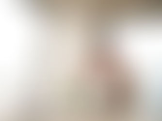 Mujer oficinista incómoda por el ruido ambiental.