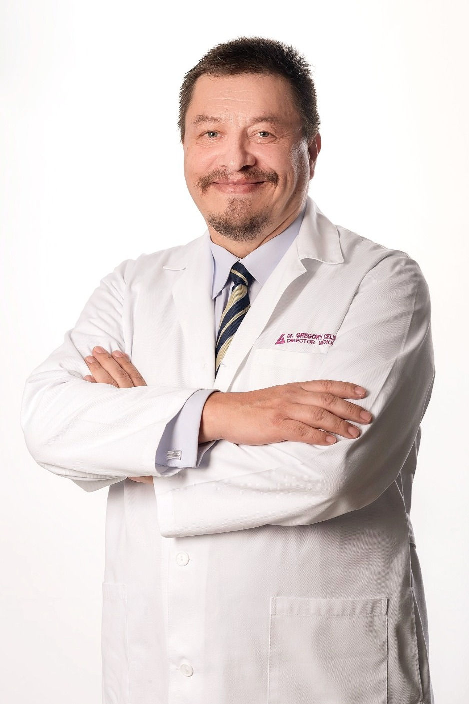 Dr. Gregory Celis, posando con mandil de trabajo.