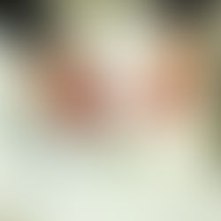 Hombre desechando medicamentos en el inodoro.