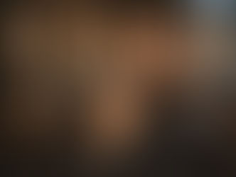 Fotografía cinematográfica a color de un hombre usando una navaja de afeitar profesional para definir la línea de su barba impecable. Se enfoca en la textura de la barba y la precisión del quite luxury de SKRILOV.