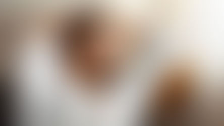 تدليك فروة الرأس لتعزيز نمو الشعر وتقوية الجذور ومنع التساقط.