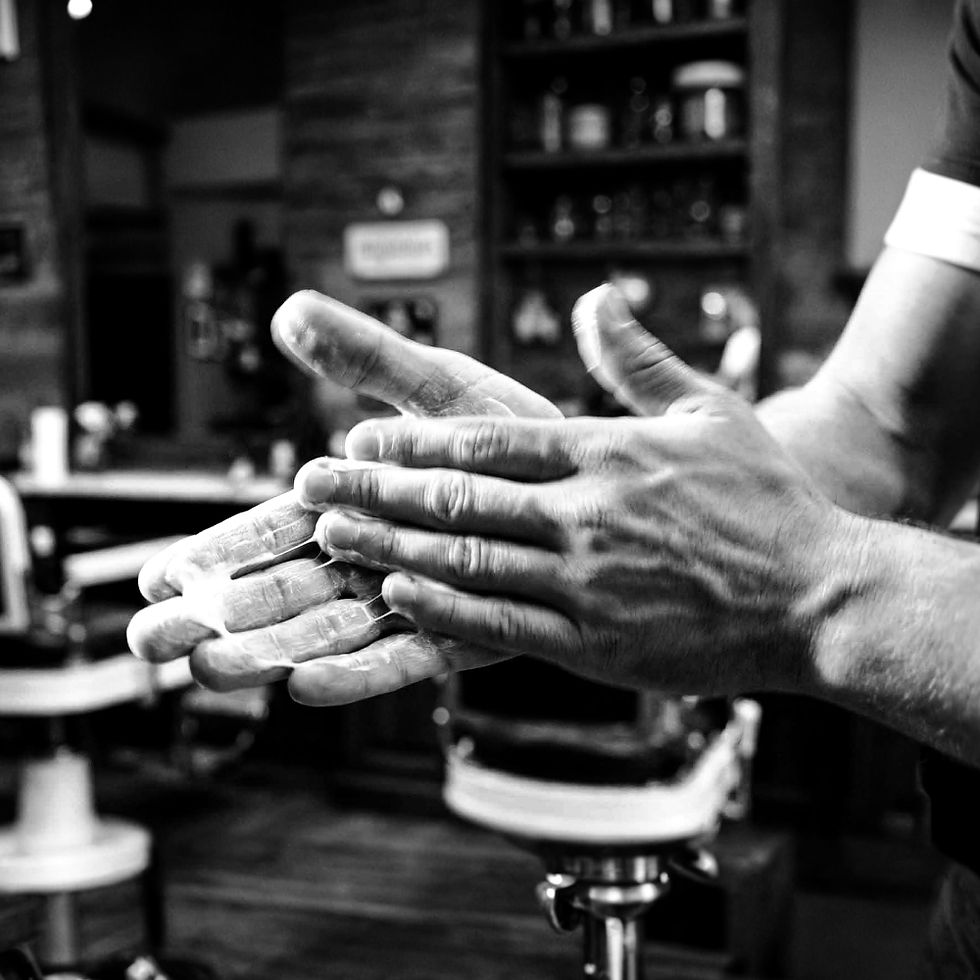 Manos calentando producto de styling mate SKRILOV (arcilla o cera) antes de la aplicación en el cabello.