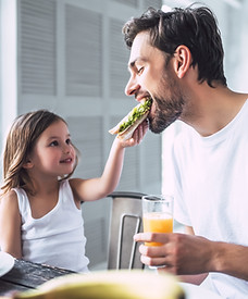 Padre e figlia facendo colazione