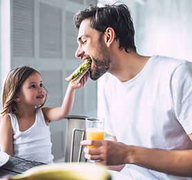 Padre e hija desayunando