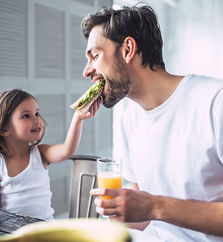 Padre e hija desayunando