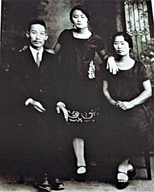 My great-grandfather Alfonso Lee, his wife Maria (steated) and his daughter Dolores.