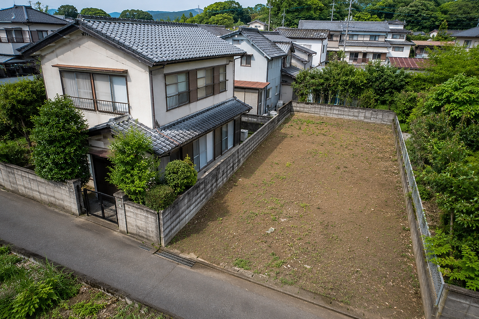 道路から階段を上がった先にある家は売れる?査定・建替え・解体の注意点